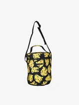 Bolso térmico cilíndrico con estampado de bananas amarillas sobre fondo negro. Tiene cierre superior, asa de mano y correa de hombro ajustable con logo de la marca.