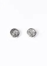 Par de caravanas plateadas con diseño de guarda griega y una zirconia en el centro.