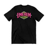 Remera gris de algodón con cuello redondo y estampado pequeño en el pecho con un logo geométrico en verde y fucsia.