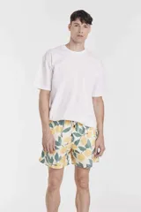 Short de baño celeste con estampado de margaritas amarillas y cordón ajustable en la cintura.