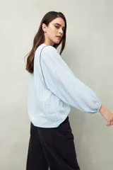 Camisa blanca a rayas grises, de lino, con cuello mao, mangas largas abullonadas y bordados en las sisas.