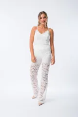 Pantalón palazzo blanco de encaje con cintura elástica.