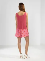 Musculosa sin mangas color fucsia, confeccionada en punto canalé de viscosa.