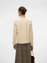 Sweater de punto color crudo, con cuello redondo y ajuste regular.