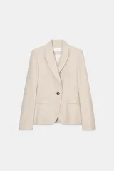 Blazer color beige confeccionada en hilatura con 25% lino. Tiene cuello solapa de muescas, manga larga con abertura y botones, bolsillos con solapa en delantero, forro interior y cierre frontal con botón.