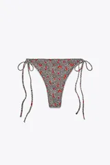 Braguita de bikini de tiro medio con estampado de cerezas sobre animal print y cintura ajustable con lazos.