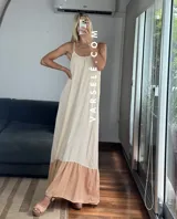 Vestido largo verde oliva con breteles finos regulables y corte a la cadera con volado color beige.