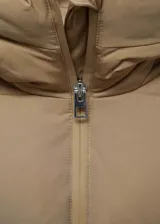 Campera puffer larga color beige, con capucha, cierre frontal con cremallera y bolsillos laterales con cierre.