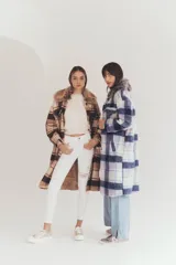 Tapado largo con estampado a cuadros en tonos marrón, beige y blanco. Presenta cuello con solapa y detalle de piel sintética.