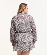 Vestido corto estilo camisa en tejido chiffon con estampado paisley, cuello camisero, abotonado delantero, mangas largas con puños elásticos, lazo en la cintura y forro estilo combinación.