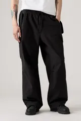 Pantalón cargo negro de corte amplio con bolsillos laterales y cintura ajustable con cordón.