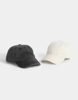 Gorra de gabardina negra con efecto lavado y bordado frontal con la palabra "Stories". Ajuste trasero con hebilla metálica.