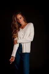 Blusa de morley elastizado color beige, de calce ajustado y mangas largas.
