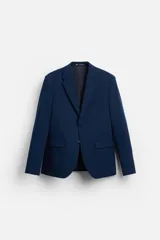 Blazer slim fit azul marino confeccionado en tejido con viscosa. Tiene cuello con solapas de muesca, manga larga con puño con botones, bolsillo de vivo en el pecho, bolsillos de solapa en la cadera, bolsillo interior y aberturas en la espalda.