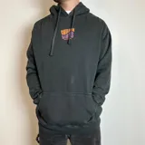 Canguro negro con capucha y estampado en la espalda con la frase "Chilled Vibes Santa Barbara" en colores naranja y violeta.