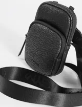 Porta celular negro de cuero sintético con bolsillo frontal y correa larga ajustable.