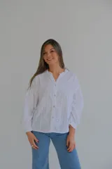 Camisa blanca de mangas largas con bordado de flores y cuello mao.