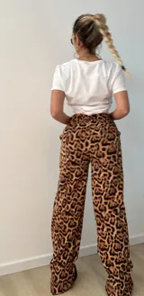 Pantalón sastrero con estampado animal print, tela rígida con bolsillos delanteros.
