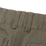 Pantalón de gabardina color verde oliva, de corte ancho y tiro alto, con bolsillos delanteros tipo parche.