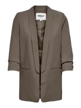 Blazer color marrón topo, de corte recto y largo a la cadera, con solapas y mangas 3/4.