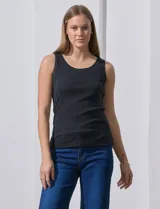 Musculosa de algodón color negro, de corte clásico y escote redondo.