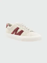 Zapatillas bajas Moncado2 de Moncler, color crema, con franjas laterales en gamuza color vino tinto que forman una 'M' y el logo 'MONCLER' bordado. Tienen cordones grises y suela de goma blanca.