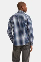 Camisa de hombre Levi's de manga larga con estampado a cuadros en tonos azul y blanco. Tiene un bolsillo en el pecho y corte recto.