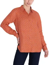 Camisa de manga larga con cuello clásico y cierre frontal con botones. Estampado con motivos marinos en tonos beige y marrón.