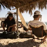 Remera verde con logo estampado en el pecho.