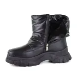 Bota corta negra de caña media, con plataforma track y exterior acolchado.