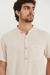 Camisa de manga corta color amarillo, con cuello mao y botones de coco.