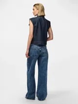 Chaleco de denim azul oscuro con cuello con solapas, cierre frontal con cremallera metálica y dos bolsillos de parche en el pecho.