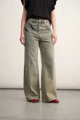 Pantalón jean de pierna ancha color celeste con efecto lavado.