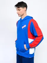 Buzo canguro azul con capucha, mangas rojas y escudo del Club Nacional de Football estampado en el pecho.