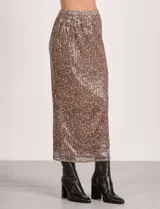 Falda midi negra de lentejuelas, con pretina elástica y tajo en el ruedo.