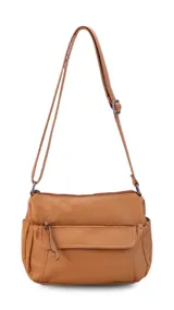 Bandolera de cuero sintético color marrón, con dos bolsillos frontales, uno con tapa y cierre. Interior espacioso con bolsillos.