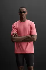 Camiseta color ladrillo de corte relaxed fit, cuello redondo y manga corta.
