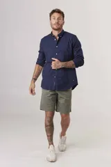 Camisa de hombre color crema, de corte clásico, con cuello abotonado y mangas largas.