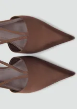 Zapato de tacón kitten color marrón, con punta fina, diseño de tiras y tejido satinado.