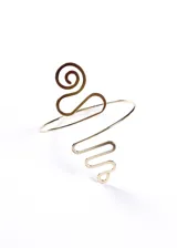 Brazalete dorado para brazo, con diseño ondulado y espiral en aleación de metales.