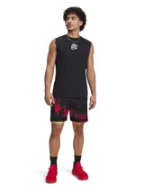 Short deportivo negro con estampado de llamas rojas y amarillas, con pretina elástica y cordón ajustable.