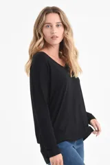 Remera negra de manga larga con escote en V.