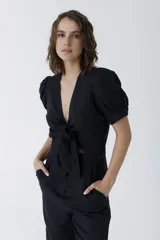 Mono largo color celeste, de lino, con escote en V, mangas cortas abullonadas y lazo en la cintura.