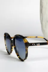 Lentes de sol redondos con montura carey y lentes degradados azules.