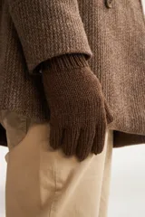 Guantes tejidos a mano en punto jersey, confeccionados 100% en lana fina sin teñir.