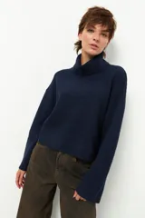 Polera de poliéster reciclado, con cuello alto y manga larga, en color azul marino.