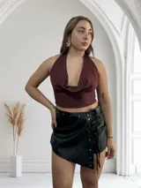 Top blanco con escote halter y espalda descubierta.