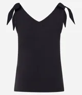 Musculosa negra con escote en V y breteles con lazo.
