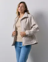 Campera capitoneada color beige, marca Weatherproof, con abertura central con cierre, bolsillos delanteros y forro interno.