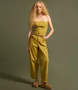 Pantalón balloon de sarga color verde oliva, con cintura alta, trabillas, cierre con botón y cremallera, bolsillos delanteros y detalle de martingale en la parte baja.